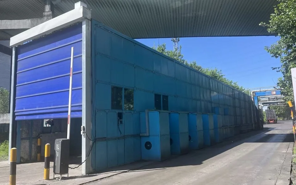 Heavy duty wheel wash system exterior with enclosed tunnel structure